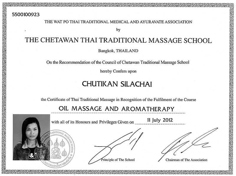 Diplom i Oil Massage & Aromatherapy från Chetawan Thai Traditional Massage School, Bangkok